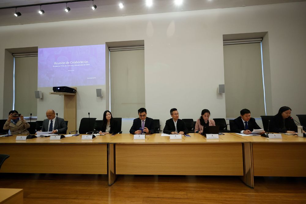 Con más de 100 institutos de investigación y dos universidades distribuidos en toda China, CAS ha impulsado un robusto enfoque en la colaboración internacional, manteniendo más de 150 acuerdos de colaboración con diversos países del mundo y 32 organizaciones internacionales.